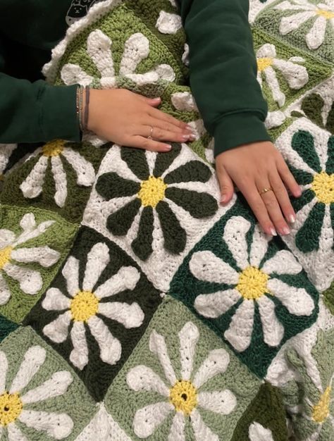 Crochet Daisy Granny Square Pattern PDF - Etsy 70s Flower Granny Square, 70s Granny Square Blanket, Crochet Flower Shirt, Plant Granny Square, Retro Flower Granny Square, Retro Flower Crochet, Granny Square Patterns Free, 70s Crochet Blanket, Crochet Daisy Granny Square