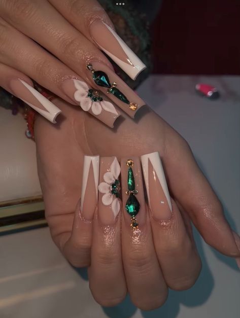 Acrylic Nails With Emerald Green, Quince Dresses Emerald Green And Silver, Long Acrylic Nails Emerald Green, Nail Design With Flower Gems, Quince Nails Green And Silver, Quinceanera Nails Green And Gold, Emerald Green Acrylic Nails Square, Emerald Square Nails, Emerald Green Acrylic Nails Sparkle