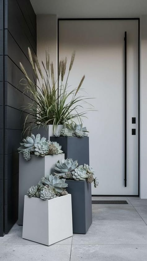 Potted Plants Outdoor, Front Yard Garden Design, Cement Planters, Casa Exterior, Diy Yard, Outdoor Gardens Design, House Plants Decor, Home Landscaping, Rustic Garden Decor