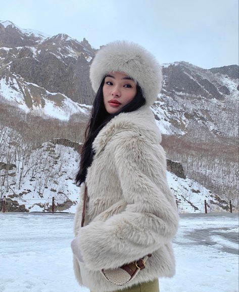 Russian Style Fashion, Fur Hat Outfit, Faux Fur Headband, Russian Clothing, Winter Fur Hat, Russian Hat, Hat Aesthetic, Russian Winter, Winter Outfits Aesthetic