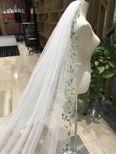 Simple Wedding Viel, Fairytale Wedding Veil, Wild Flower Veil, Blue Flower Veil, Wildflower Wedding Veil, Colourful Veil, Wedding Dresses Veil, Wedding Veil Ideas, Colorful Veil