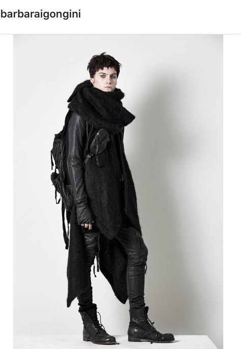 Barbara I Gongini Pre-Fall 2017 Spectacular version of ageless urban Urban Fantasy Outfit, Cyberpunk Scenery, Crow Aesthetic, Non Binary Fashion, Cyberpunk Outfit, Dystopian Fashion, Post Apocalyptic Fashion, Clothing Reference, Mode Tips