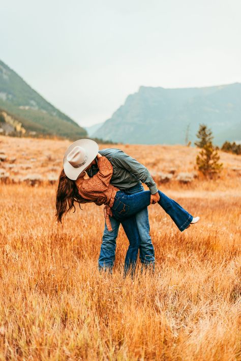 Engagement Photo Outfits Country, Cute Western Engagement Photos, Engagement Photos On A Farm, Engagement Photoshoot Ideas Western, Winter Western Engagement Photos, Engagement Photos Cowboy Hat, Fall Western Couples Photoshoot, Engagement Photos With Cows, Vintage Western Photoshoot