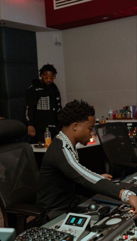 Roddy Ricch Tatoos, Rapper In The Studio, Roddy Rich Wallpaper, Rappers In Studio, Rappers In The Studio, Roddy Ricch Aesthetic, Roddy Ricch Wallpaper, Roddy Ricch Hairstyle, Roddy Rich