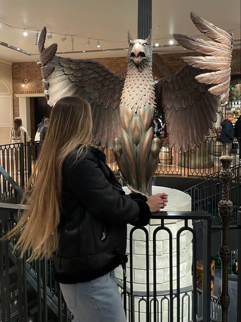 Magical harry potter store in new york city 
@nataliaodl Harry Potter Store New York, Harry Potter Nyc, Harry Potter Store Nyc, Harry Potter New York, Harry Potter Store, American Vibes, Grad Trip, Harry Potter New, Harry Potter Shop