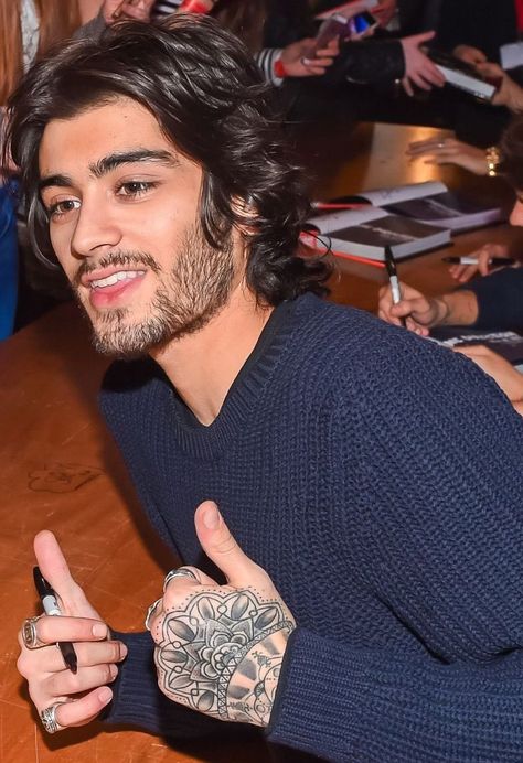 Zayn Malik Smiling, Zayn Pics, Boho Men Style, Taper Fade Curly Hair, Justin Bieber Smile, Zayn Malik Hairstyle, Zayn Malik Photos, Fashion Models Men, Zayn Malik Pics