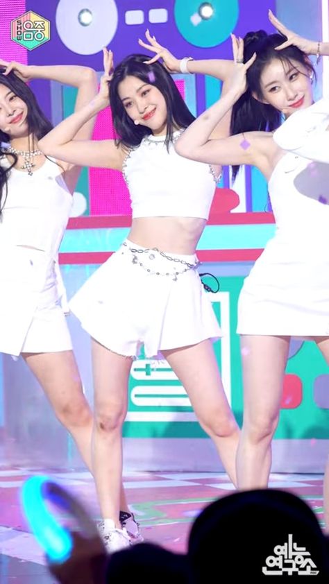 itzy ryujin sneakers fancam wallpaper Ryujin Sneakers Outfit, Ryujin Body Goals, Ryujin Body, Ryujin Sneakers, Idol Dress, Kpop Body, Korean Picture, Itzy Ryujin, Shin Ryujin