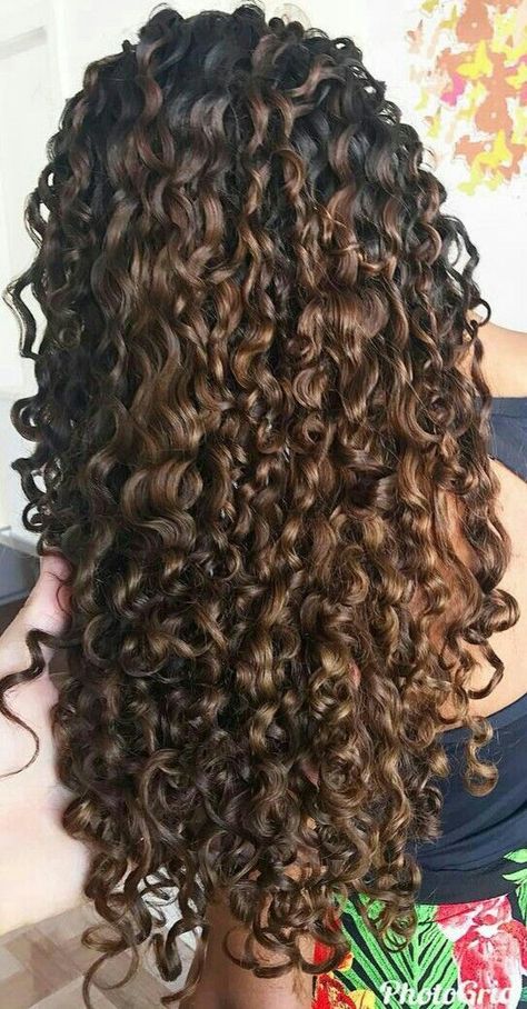 there’s literally not a single frizzy piece on her head wHAT THE HECKKK MAN // it doesn’t even look like it’s crunchy gel making it smooth either I WANNA KNOW THE SECRET NOWWW 3b Hair Highlights, Long Curly Hair With Layers, Long Curly Haircuts With Layers, Layered Curly Haircuts Natural Curls, Curly Haircolour, Siren Eye, Long Layered Curly Hair, Hair Birthday, Curly Highlights