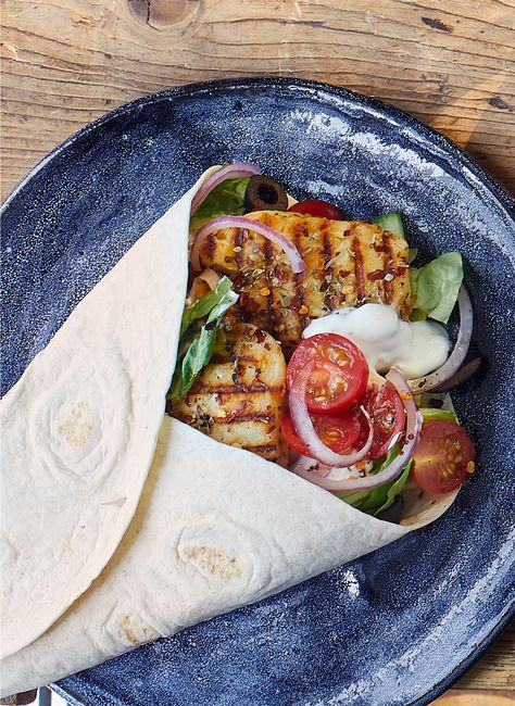 These Greek halloumi wraps will feed a hungry crown at your next BBQ Haloumi Recipes, Sandwich Vegetarian, Vegetarian Bbq, Plats Healthy, Grilled Halloumi, Berry Smoothie, Wrap Recipes, Meat Free, Greek Recipes