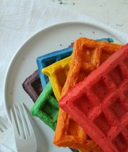 Rainbow Waffles might even be as good as letter pancakes! Rainbow Pancakes, Rainbow Waffles, Streusel Muffins, I Am Baker, Rainbow Food, God Mat, Taste The Rainbow, Waffle Recipes, Pancakes And Waffles