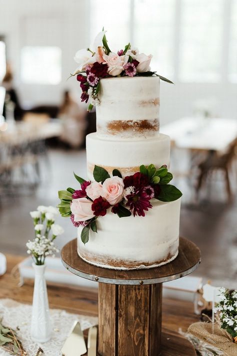 Rustic country naked wedding cakes #wedding #weddingideas #rusticwedding #weddingcakes #cakes Cake Wedding Table, Photo Wedding Ideas, Naked Cake Wedding, Cake Winter, Burgundy Wedding Cake, Wedding Cake Boxes, Spring Wedding Cake, Country Wedding Cakes, Wedding Table Setting