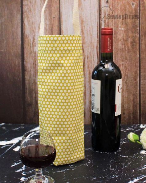 Sewing Wine Bottle Bag, Kitchen Sewing Projects Gift Ideas, Sew Gift Ideas, Wine Bottle Bags Pattern, Wine Bags Ideas, Wine Carrier Pattern, Bottle Bag Pattern, Wine Bag Diy, Fabric Wine Bottle Bag