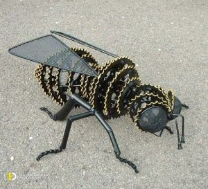 60 Incredibly Beautiful Scrap Metal Sculptures And Their Artists | Engineering Discoveries 60 Incredibly Beautiful Scrap Metal Sculptures And Their Artists Honey Bee Metal Art, Metal Bee Sculpture, Bee Metal Art, Metal Insects, Bee Sculpture, Metal Sculpture Wall Art, Metal Bee, Metal Welding Art, Recycled Metal Art