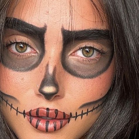 CHLOE KOYCE on Instagram: "super quick & easy Halloween look for all you lazy girls like me🖤👀💀 using just 3 products from @flormarireland_uk ad" Simple Halloween Looks, Halloween Makeuo, Makeup Easy, Halloween Makeup Easy, Lazy Girl, Halloween Looks, Without Makeup, Easy Halloween, Halloween Makeup