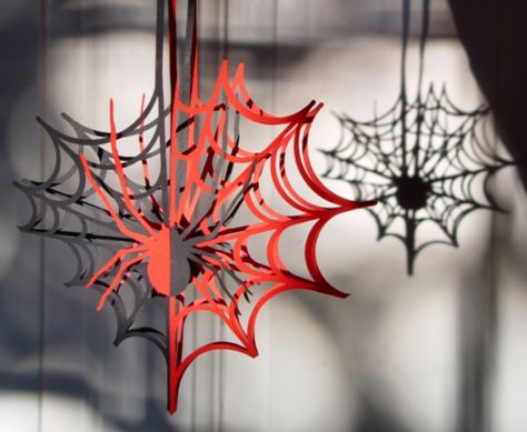 Hodge Podge / 5 spooky spiderweb craft ideas for kids Paper Spiderwebs, Paper Spider, Spider Pattern, Spiderman Party, Cool Paper Crafts, Large Balloons, Paper Weaving, How To Make Paper Flowers, Halloween Ornaments