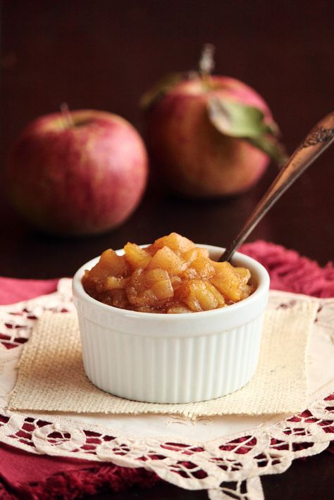 Grandma's apple sauce. (can't tell if its the recipe or the photography, but this looks amazing!) Chunky Applesauce, Canned Applesauce, Apple Chips Baked, Apple Sauce Recipes, Homemade Applesauce, Morning Snack, Apple Sauce, 4 Ingredient, Chocolate Chip Muffins