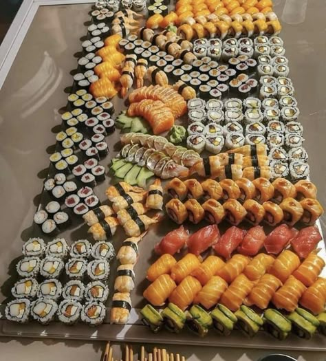 pinterest: hezzprice Sushi Platter, Sushi Chef, God Mat, Sushi Recipes, Yummy Comfort Food, Food Goals, Food Platters, Food Obsession, Interesting Food Recipes