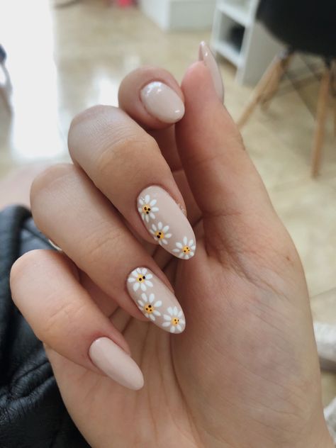 Nails For April Spring, Short Almond Nails Floral, Nude Spring Nails With Flowers, Spring Nails Nude Color, Nude Nails Flower Design, Nude With Flowers Nails, Oval Nails With Flowers, Light Pink Floral Nails, Nude Nails With Flower Design