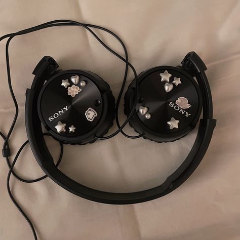 Cute Wired Headphones, Headphones Bluetooth Aesthetic, Headphone Decoration Black, Headphone Ideas Decorate, Sont Headphones, Decorated Sony Headphones, Custom Headphones Diy, P9 Headphone Aesthetic, Sony Wired Headphones Aesthetic