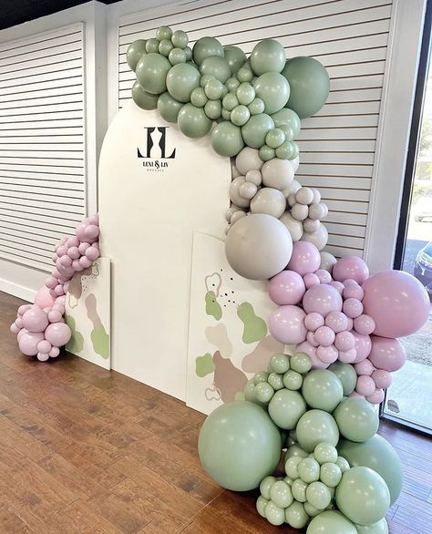 Purple And Green Balloon Garland, Purple Balloon Arch, Lilac Balloons, Purple Balloon, Candy Balloons, Green Balloons, Cap Outfit, Pastel Balloons, Purple Balloons