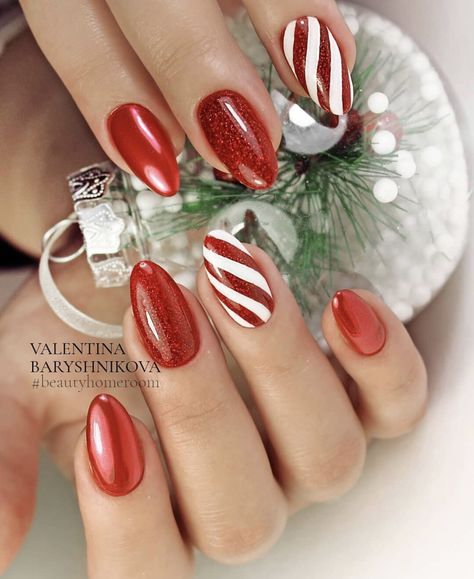 Red Classy Christmas Nails, Red Candy Cane Nails, Christmas Nails Candy Cane, Christmas Candy Cane Nails, Candy Cane Christmas Nails, Christmas Nails Glitter, Nail Therapy, Christmas Nail Art Ideas, Pretty Fingers