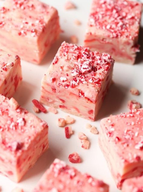 Easy Candy Cane Fudge that is sweet, rich and perfect for gifting! Gifting Cookies, Candy Cane Fudge, Peppermint Crunch, Easy Candy, White Chocolate Fudge, Christmas Desserts Easy, Holiday Sweets, Fudge Cookies, Fudge Recipes Easy