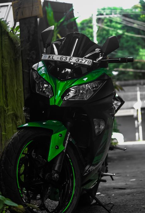 #ninja#ninja300#kawasaki #bike#green#greenbike#ninjagreen#ninjacadygreen Brekup Pic, Kawasaki Bike, Cool Dirt Bikes, Ninja 300, Pretty Bike, Wallpaper Images, Phone Wallpaper Images, Kawasaki Ninja, Dirt Bikes