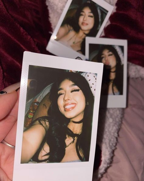 Selfie Polaroid Ideas, Polaroid Photography, Instax Photos, Ideal Beauty, Polaroid Pictures, Pic Pose, Cute Friend Photos, Selfie Ideas Instagram, Instagram Pose