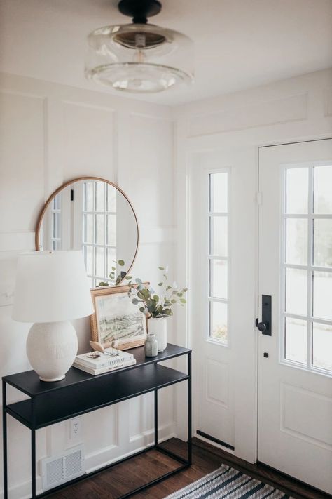 House Entrance Ideas Entryway Farmhouse, Small Entryway Ideas Console Tables, Entry Way Ideas With Window, Scandi Foyer, Contemporary Entryway Ideas, Bright Entryway, Foyer Ideas Entryway, Texas Home Decor, Modern Console Table