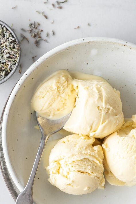 how to make homemade lavender ice cream Ice Cream With Honey, White Chocolate Ice Cream, Walnut Ice Cream, Lavender Ice Cream, Culinary Lavender, Artisan Pizza, Lemon Yogurt, Chocolate Ice, Honey Lemon