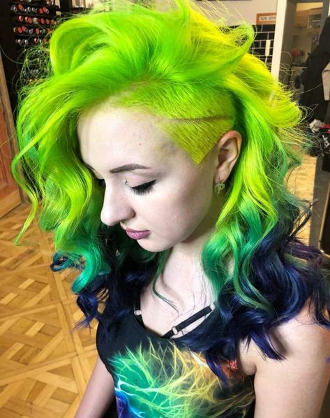 Enby Hair, Dark Teal Hair, Neon Hair Color, Goth Hairstyles, Hidden Hair Color, Green Hair Girl, Emo Hairstyles, Hair Color Underneath, Bold Hair Color