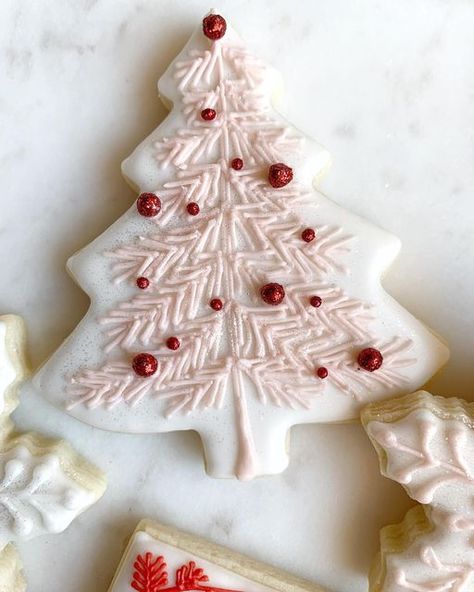 Pink Christmas Tree Cookies, Pink Christmas Sugar Cookies, Pink Christmas Cookies Decorated, Pastel Christmas Cookies, Pink Desserts Recipes, Pink Christmas Cookies, Cookie Flooding, Christmas Cookie Cake, Pink Dessert