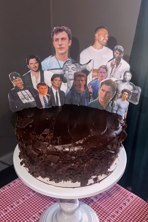 Celebrity Crush Birthday Cake, Crush Cake Ideas, Celeb Crush Cake, Celebrity Crush Cake, Celebrity Cake, 20 Cake, Crush Cake, Cake Clothes, Birthday 15