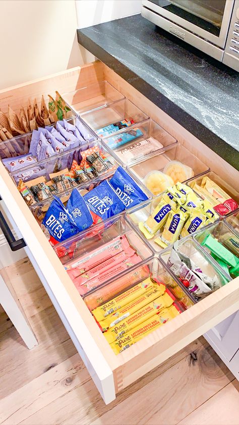 Work Drawer Organization, Drink Drawer Organization, Snack Bar Organization Ideas, Chocolate Drawer Organization, Granola Bar Organization, Snack Drawer Organization Ideas, Drawer Storage Organizer, Work Snacks Office Drawer, Office Snacks Drawer