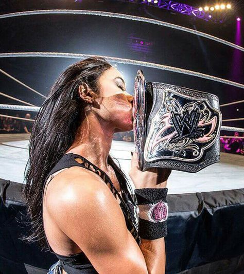 AJ Lee kissing the Divas Champion Belt Wwe Aj Lee, Wwe Live Events, Nxt Divas, 2014 Photos, Lucha Underground, Aj Lee, Cm Punk, Professional Wrestler, Female Wrestlers