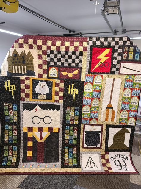 Harry Potter Quilt, Moms Crafts, Quilt Blanket, Quilt Sewing, Patchwork Quilts, Quilting Projects, Christmas Presents, Quilting Designs, Quilt Patterns