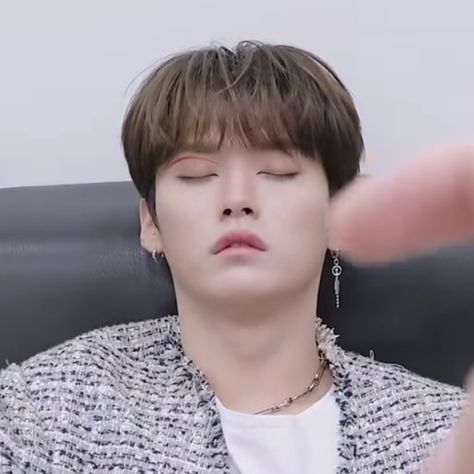 #straykids #leeknow #leeknowicons Lee Know Sleeping, Stay Kids, Straykids Leeknow, Lee Know Stray Kids, Pretty Ppl, Lee Minho, Kids Sleep, Lee Know, Stray Kids