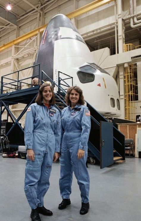 Space Center Houston, Christa Mcauliffe, Nasa Vintage, Space Shuttle Challenger, Nasa Space Program, Pose For A Photo, Johnson Space Center, Space Icons, Nasa Space Shuttle