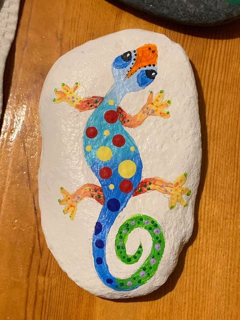 Gecko Painted On Rock, Lizard Painting Easy, Painted Lizards On Rocks, Lizard Painted On Rock, Lizard Rock Painting Ideas, Gecko Rock Painting, Lizard Painted Rock, Gecko Painted Rock, Lizard Rock Painting