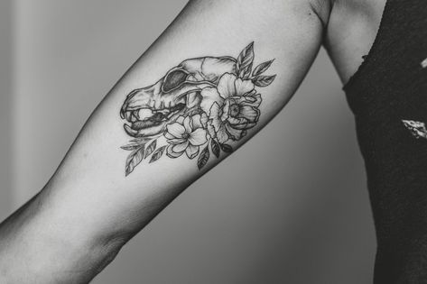 Dog Skeleton Tattoo, Skull Shoulder Tattoo, Dog Skull Tattoo, Fauna Tattoo, Animal Skull Tattoo, Dino Tattoos, Canine Skull, Skull Tattoo Flowers, Skulls Tattoo