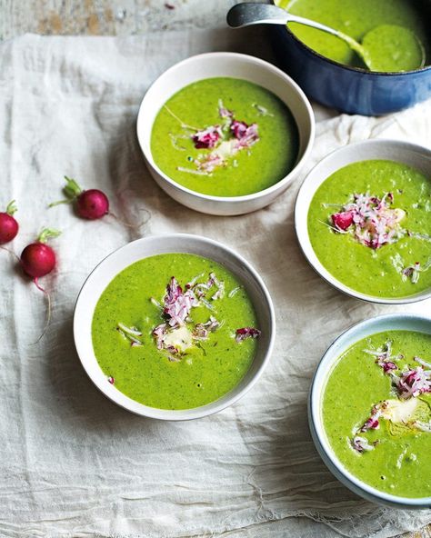 Radish leaf soup with caraway Radish Soup, Vegetable Korma, Vegan Omelette, Leafy Salad, Chilled Soup, Forks Over Knives, Summer Soup, Green Soup, Omelette Recipe