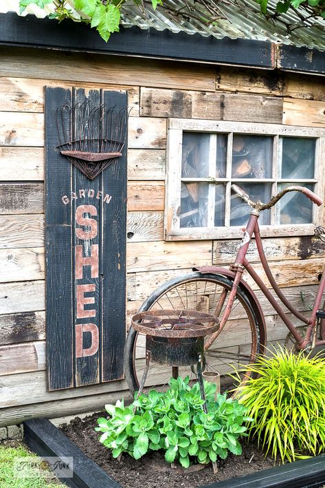 Easy Flowerbed, Large Vertical Garden, Garden Shed Ideas, Small Garden Shed, Flower Bed Edging, Rusty Garden, Shed Signs, Upcycled Projects, Funky Junk Interiors