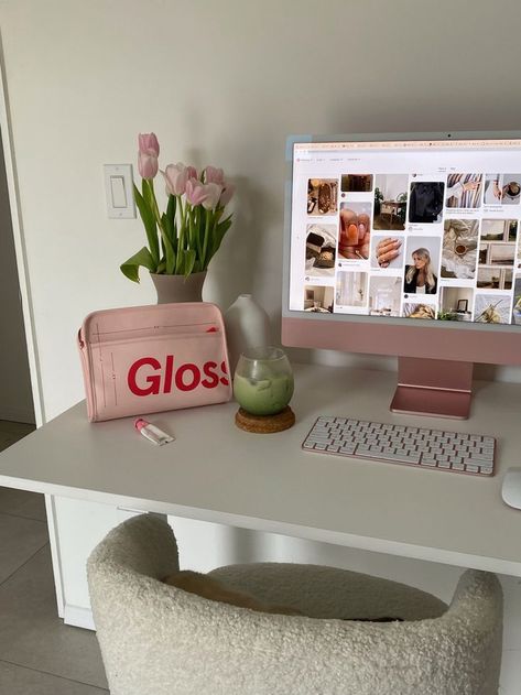 Study Setup Aesthetic, Clean Girl Desk Aesthetic, Cute Desk Setups, Cute Desk Aesthetic, Aesthetic Desk Decor Ideas, School Desk Aesthetic, Desk Space Aesthetic, Small Desk Ideas Bedrooms, Office Aesthetic Woman