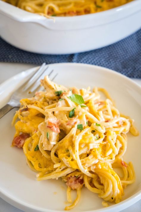 Make this casserole-style cheesy chicken spaghetti with Rotel tomatoes, juicy chicken, and tender pasta baked in a flavorful creamy sauce. Chicken Rotel Spaghetti, Chicken Spaghetti With Rotel, Spaghetti With Rotel, Rotel Chicken Spaghetti, Easy Chicken Spaghetti, Chicken Spaghetti Casserole, Cheesy Chicken Spaghetti, Spaghetti Casserole, Rotel Tomatoes