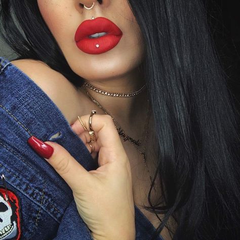 KHAYANDERSON Ourfa Zinali, 24 Tattoo, Ashley Piercing, Medusa Piercing, Facial Piercings, Beautiful Curly Hair, Nail Photos, Goth Makeup, Body Piercings