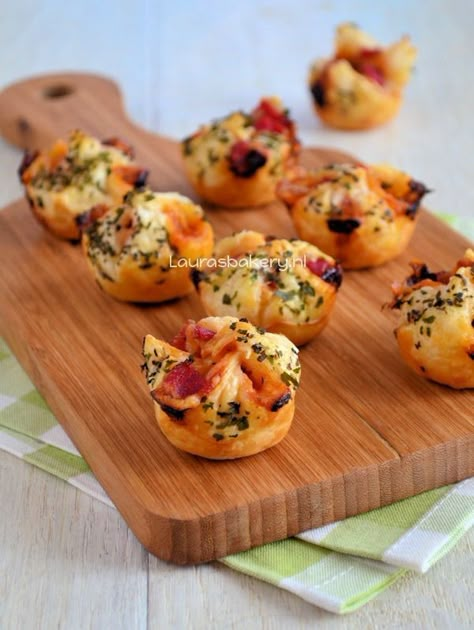 pizza bonbons Snack Bites, Pizza Ingredients, Appetizer Bites, Snacks Für Party, Happy Foods, Savory Snacks, Finger Food, High Tea, Appetizer Snacks