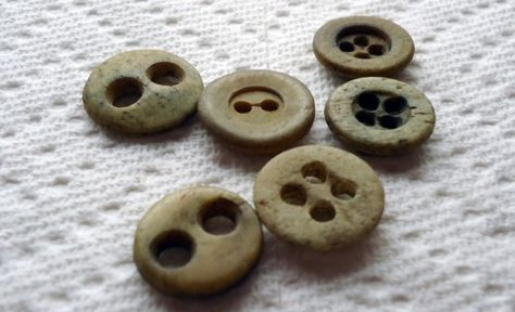 Bone buttons Button Crafts For Kids, Vintage Buttons Crafts, Button Collecting, Find Your Niche, Button Ideas, Button Creations, Metal Detecting, Types Of Buttons, How To Make Buttons