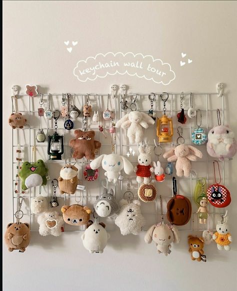 Keychains Sanrio, Keychain Wall, Merchandise Tags, Cute Keychains, Keychain Display, Room Aesthetics, Room Stuff, Cute Room Ideas, Cozy Room Decor