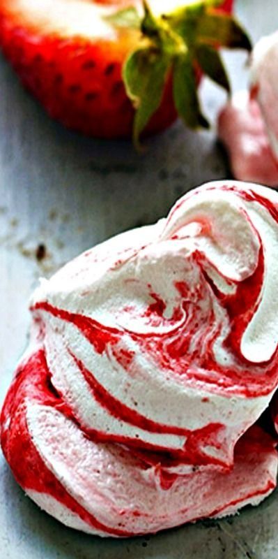 Strawberry Meringues - There is nothing like a good meringue and this recipe hits all the best things: crisp exterior and a chewy inside—all with a swirl of fruity sweetness. Strawberry Meringue Cookies, Meringue Recipes, Easy Meringues, Meringue Cookie, Strawberry Meringue, Meringue Cookie Recipe, Meringue Recipe, Passover Recipes, Meringue Cookies