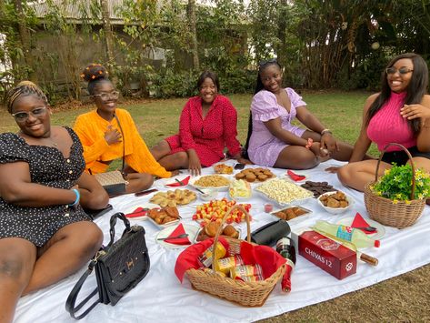 Picture Of Friendship, Picnic Food Ideas Black People, Birthday Party Picnic Ideas, Picnic Pictures Friends, Brunch Outside, Friend Trips, Black Picnic, Picnic Date Outfits, Life With Friends